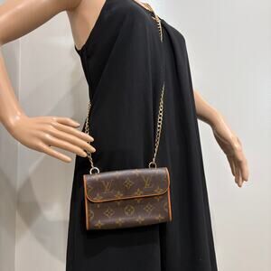 #3213 LOUIS VUITTON Monogram Pochette